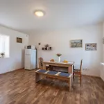 V Ladove Kraji Apartman *